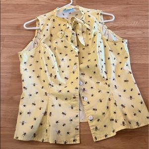 100% cotton fitted top Mandie Bee Heartbreaker. Medium size. Bumble bee print.